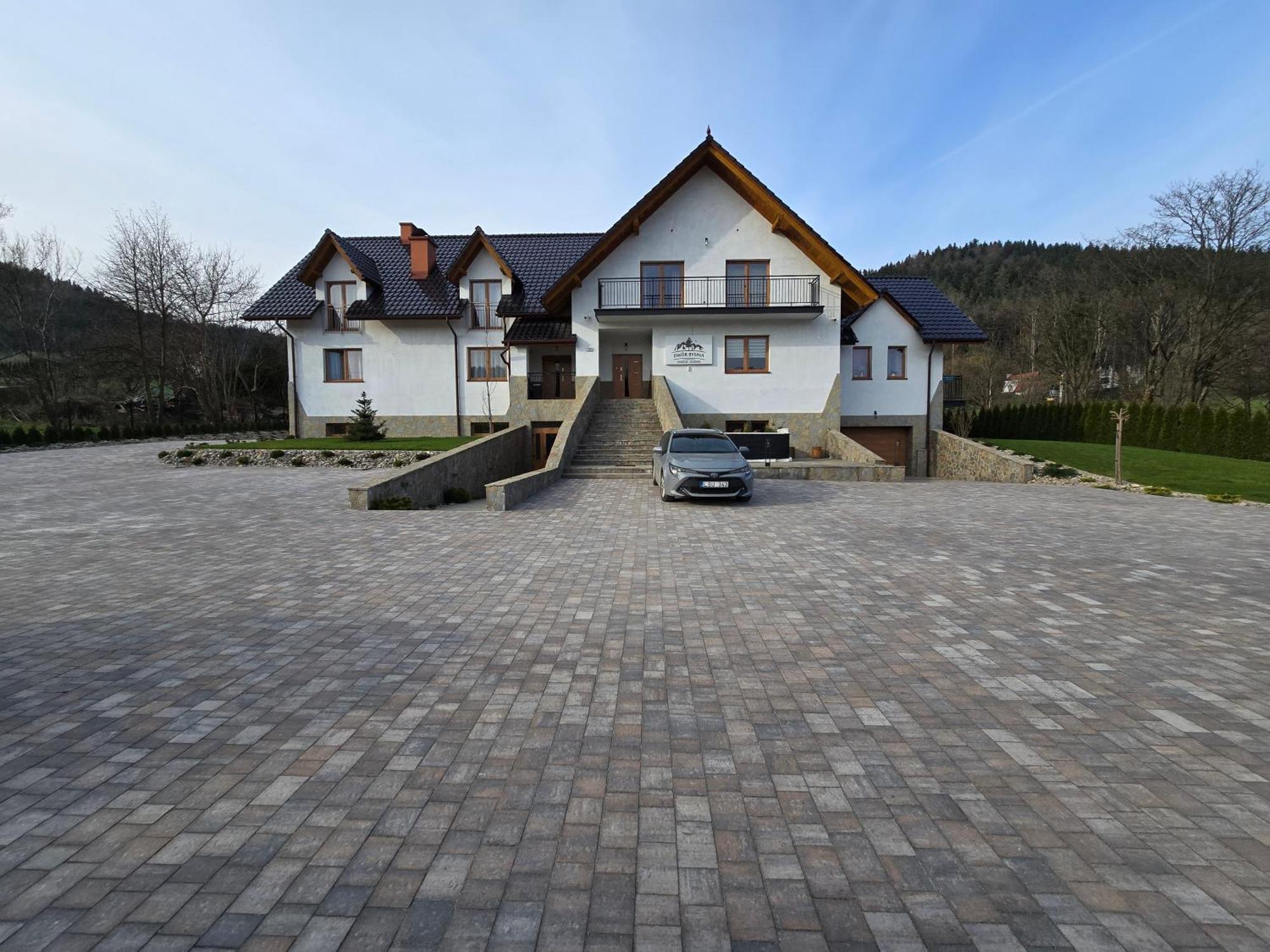 Dwor Bysina Villa Myślenice Exteriör bild